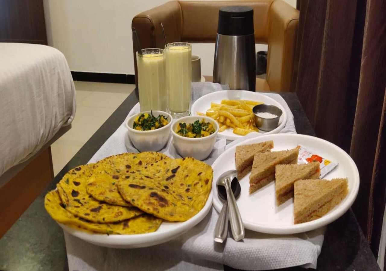 Hotel Swagatam Inn Rajkot Bagian luar foto